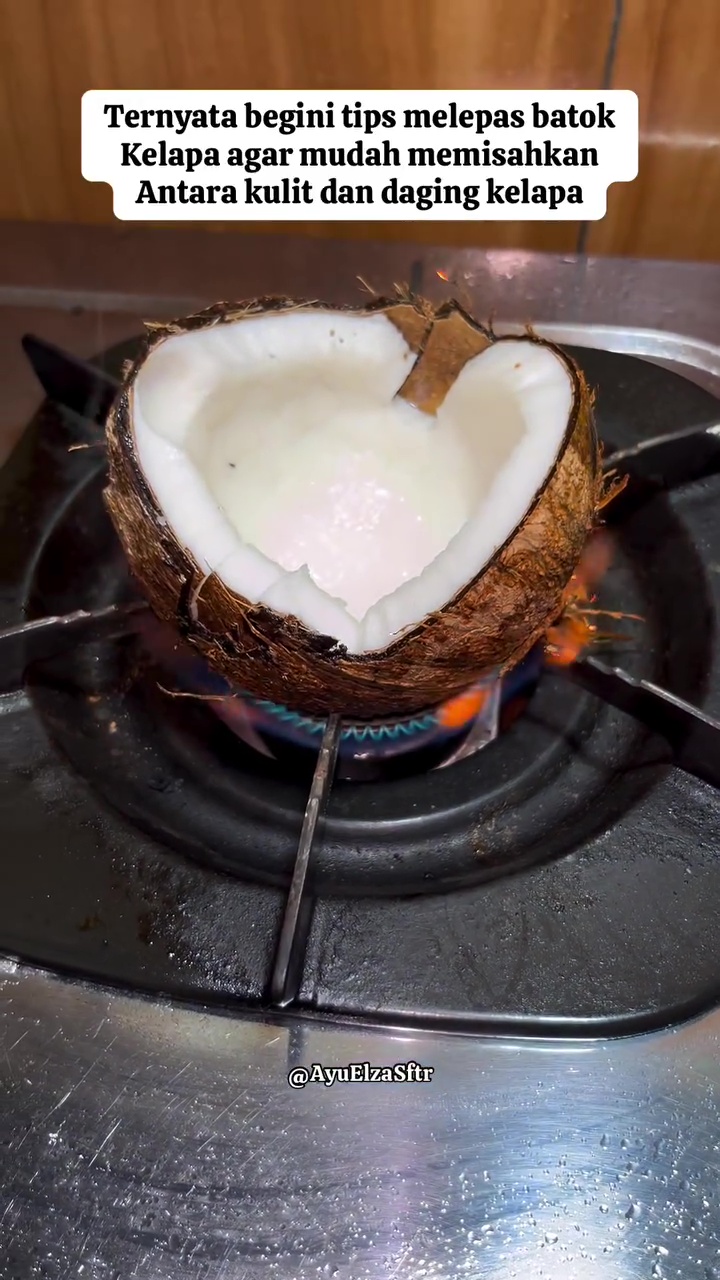 Tak perlu dikupas lagi, ini cara mudah melepas batok kelapa dari dagingnya biar tanpa pisau