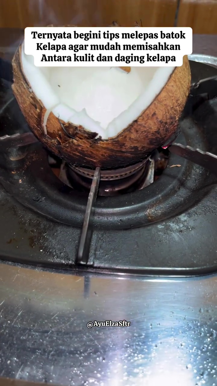 Tak perlu dikupas lagi, ini cara mudah melepas batok kelapa dari dagingnya biar tanpa pisau