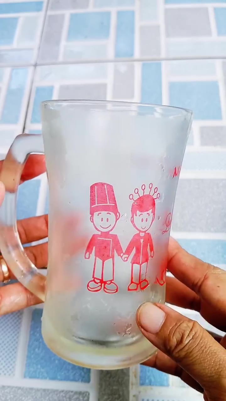 Jangan buang gelas kaca yang dekil berkerak! Oleskan 1 bahan sederhana ini jika ingin kinclong lagi