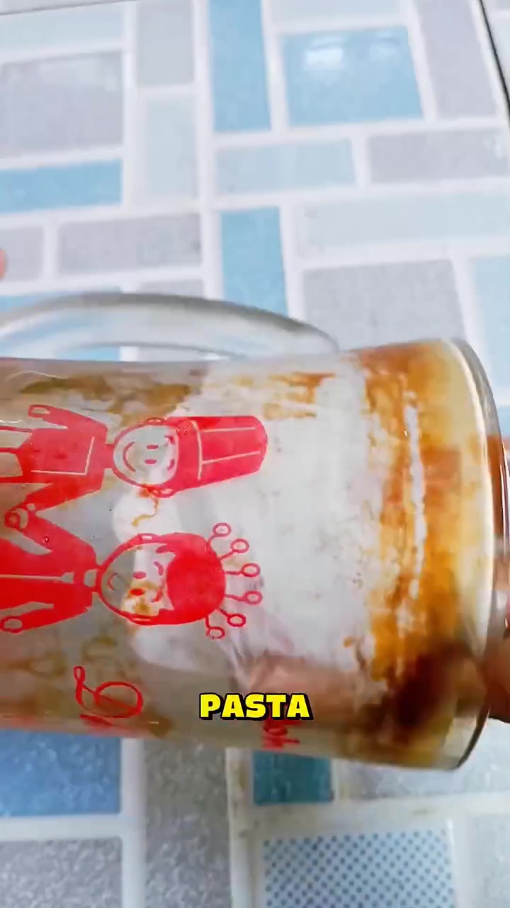 Jangan buang gelas kaca yang dekil berkerak! Oleskan 1 bahan sederhana ini jika ingin kinclong lagi