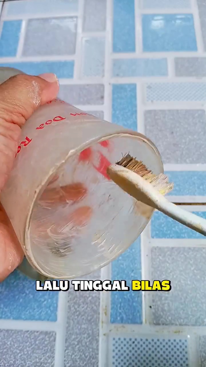 Jangan buang gelas kaca yang dekil berkerak! Oleskan 1 bahan sederhana ini jika ingin kinclong lagi