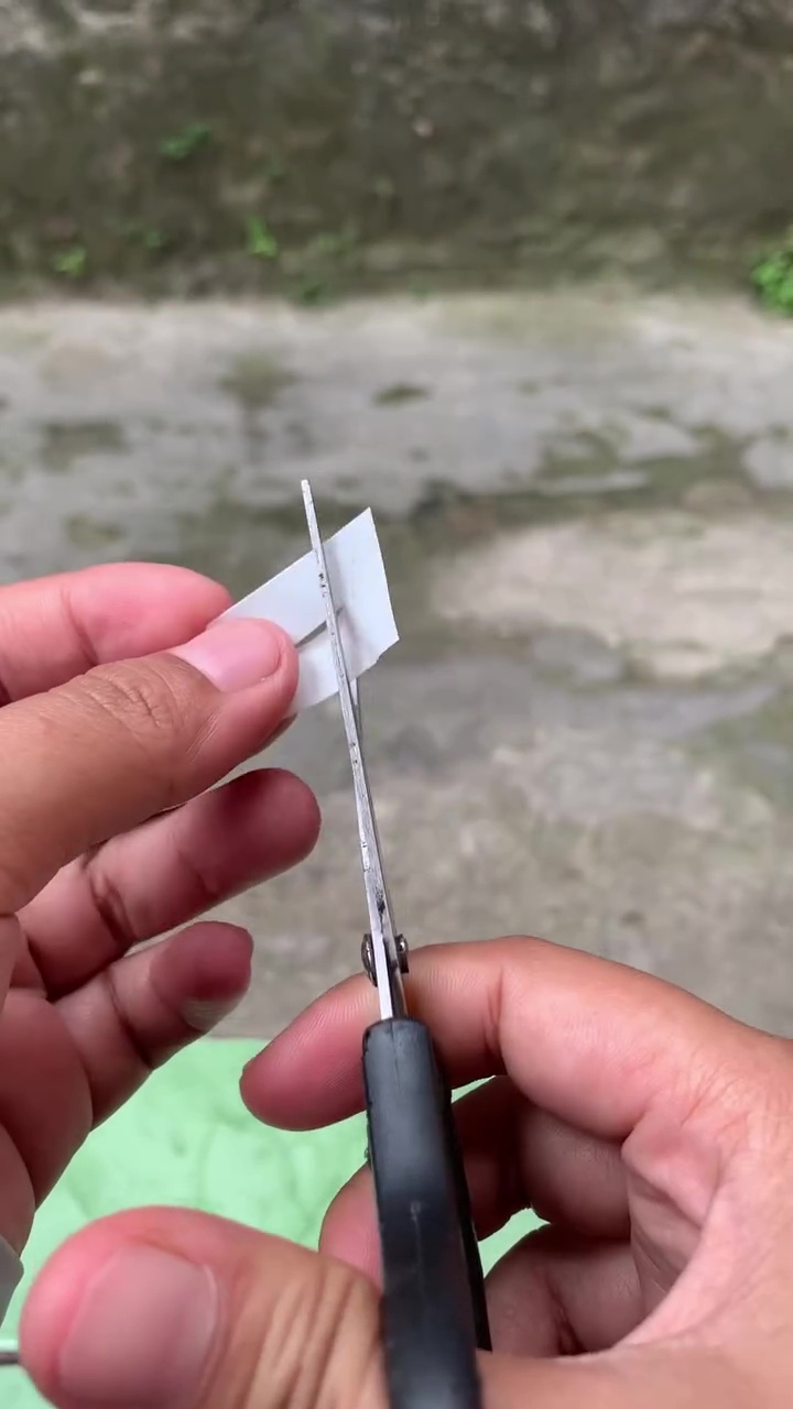 Nggak perlu lagi repot cari batu asahan, ini cara praktis menajamkan gunting yang tumpul 