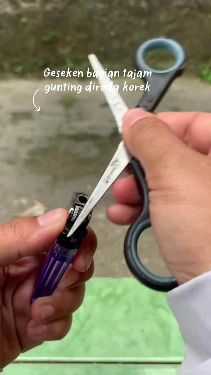 Nggak perlu lagi repot cari batu asahan, ini cara praktis menajamkan gunting yang tumpul 