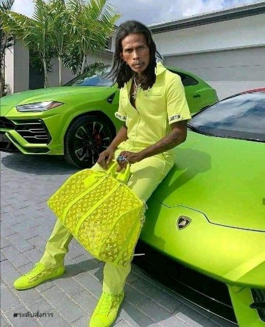 11 Momen orang pakai tas unik di tempat umum ini bikin gagal fokus, kreatif tapi aneh banget