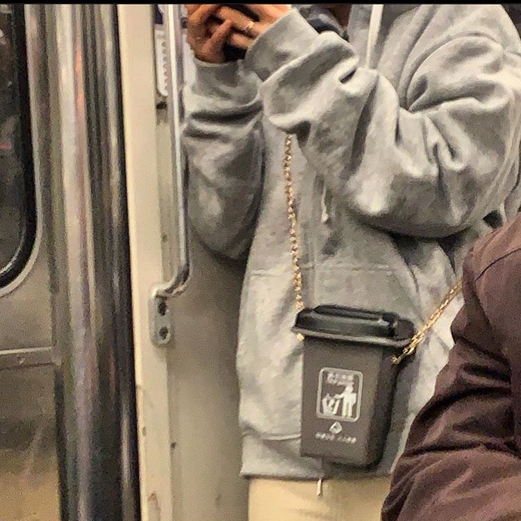 11 Momen orang pakai tas unik di tempat umum ini bikin gagal fokus, kreatif tapi aneh banget