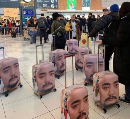 11 Momen orang pakai tas unik di tempat umum ini bikin gagal fokus, kreatif tapi aneh banget