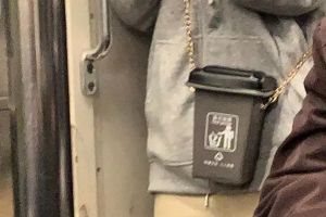 11 Momen orang pakai tas unik di tempat umum ini bikin gagal fokus, kreatif tapi aneh banget