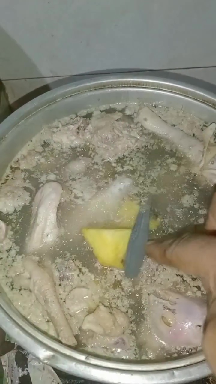 Tips merebus daging ayam kampung biar cepat empuk meski tanpa presto, kuncinya di 2 bahan dapur ini