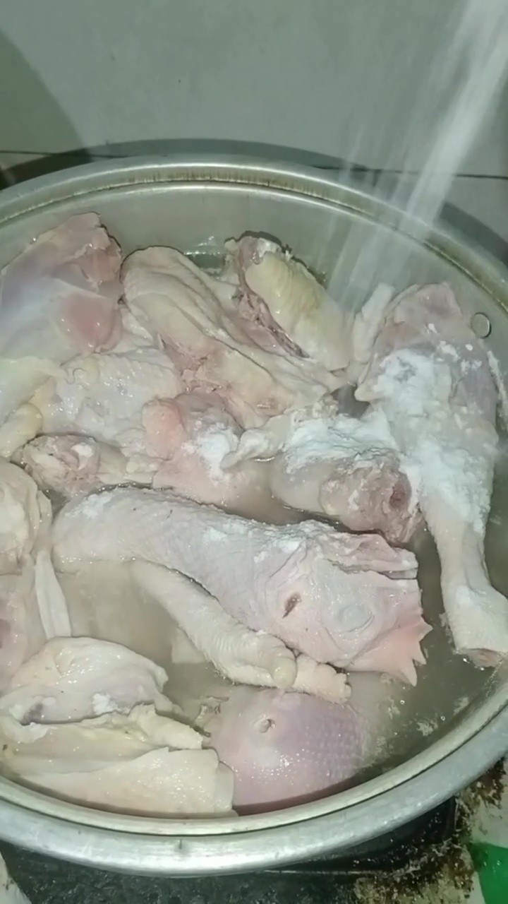 Tips merebus daging ayam kampung biar cepat empuk meski tanpa presto, kuncinya di 2 bahan dapur ini