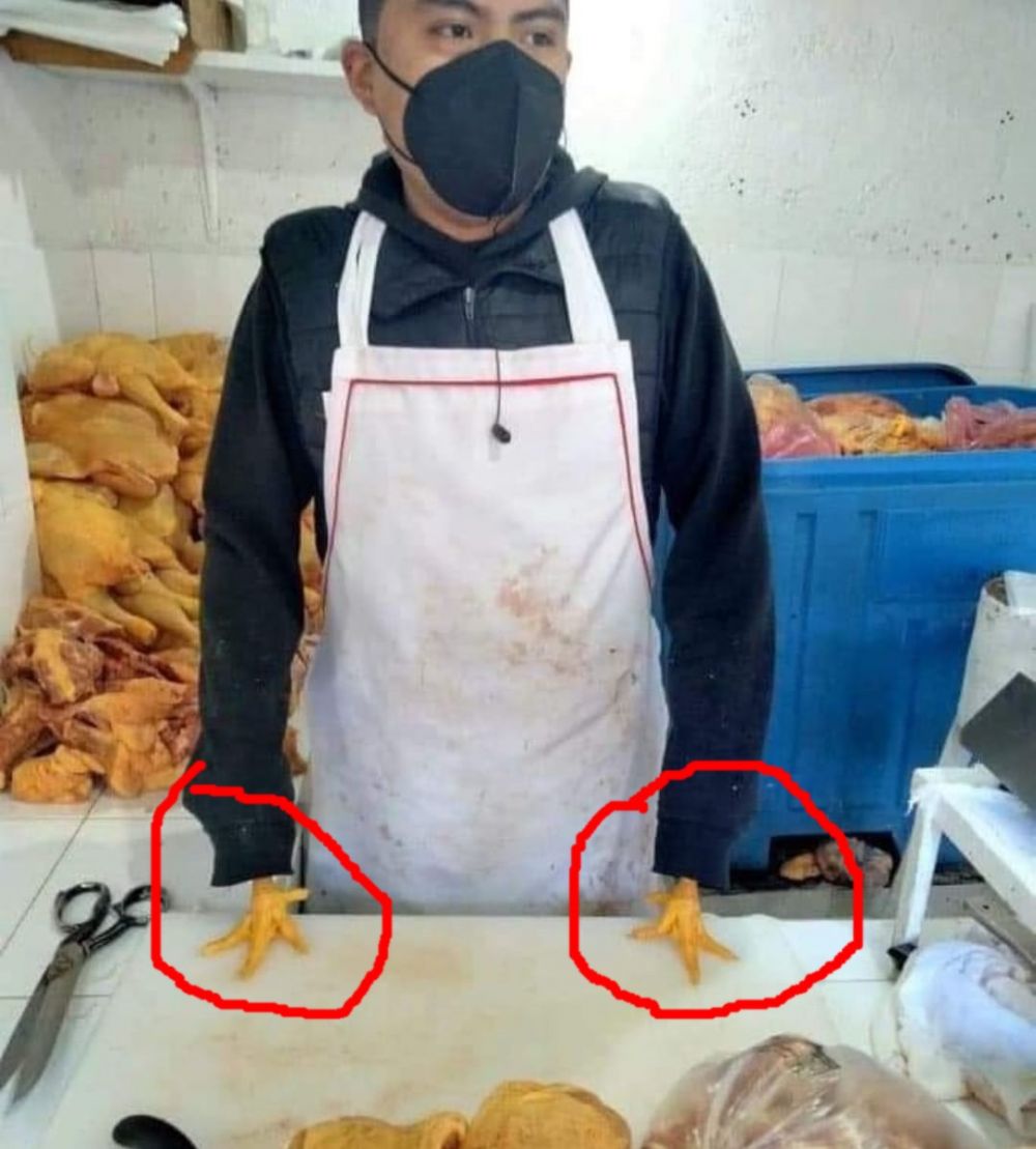  13 Potret kocak pedagang pasar pas lagi jualan ini bikin senyum lebar, kreatif abis