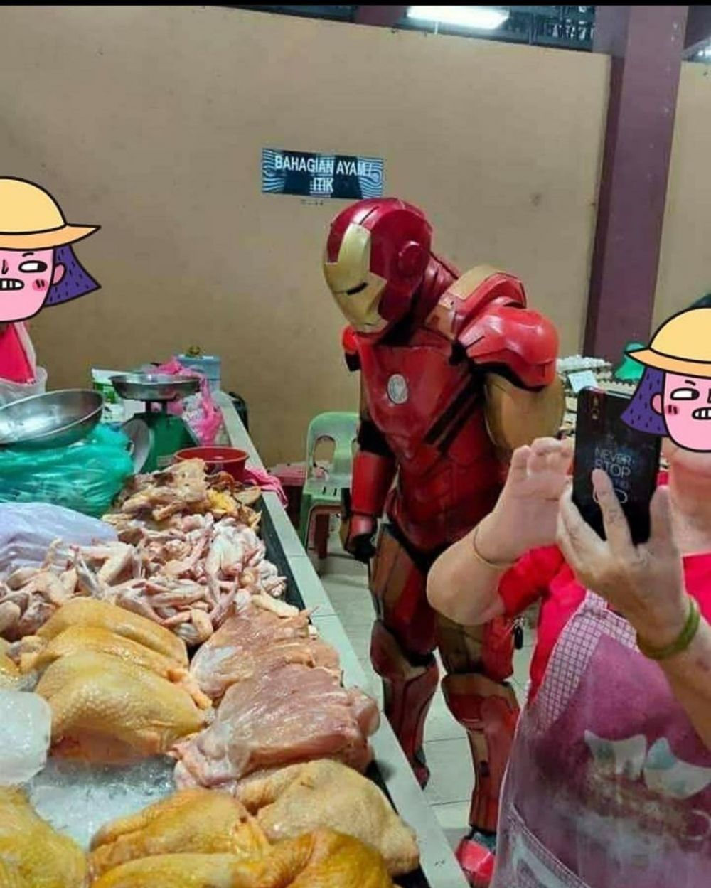  13 Potret kocak pedagang pasar pas lagi jualan ini bikin senyum lebar, kreatif abis