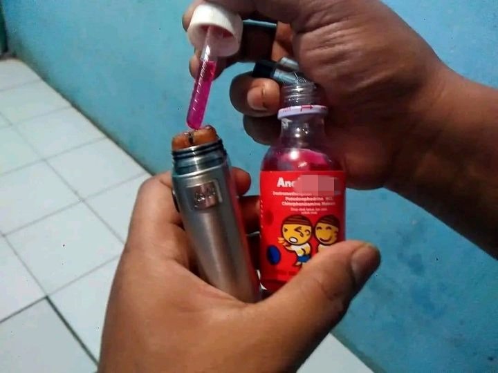 Jenius tapi kocak, 11 potret akal-akalan bapak-bapak saat di tempat umum ini bikin geleng kepala