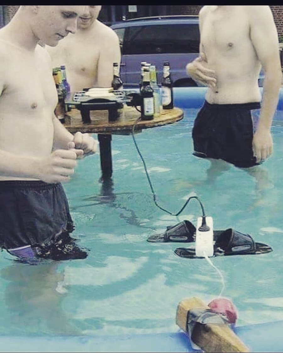 Jenius tapi kocak, 11 potret akal-akalan bapak-bapak saat di tempat umum ini bikin geleng kepala