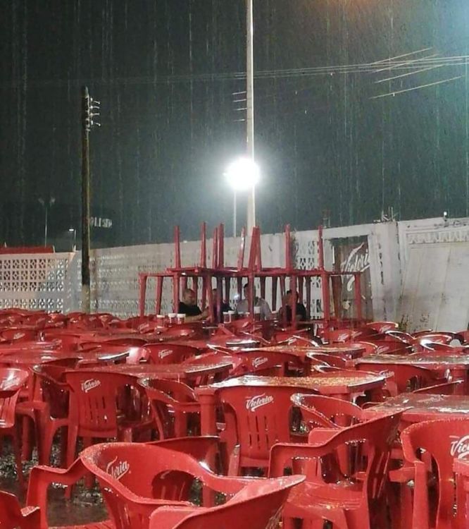 Jenius tapi kocak, 11 potret akal-akalan bapak-bapak saat di tempat umum ini bikin geleng kepala