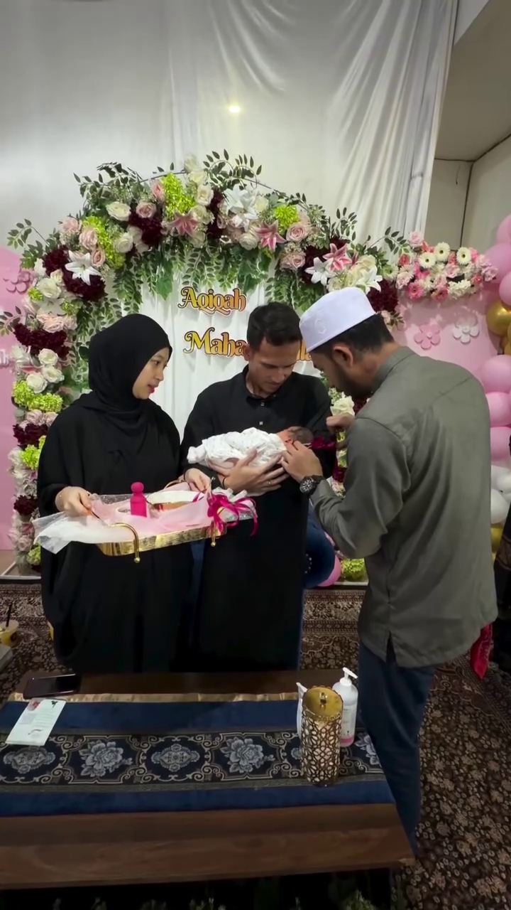 9 Momen akikah anak pertama Adiba Khanza dan Egy Maulana Vikri, digelar sederhana di rumah