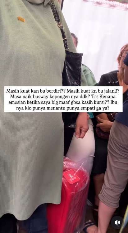 viral wanita diomeli emak-emak &copy; Instagram