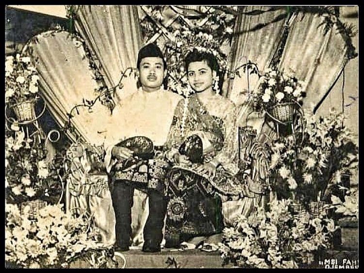 Manisnya bikin nostalgia, begini foto lawas pernikahan orang tua 13 seleb