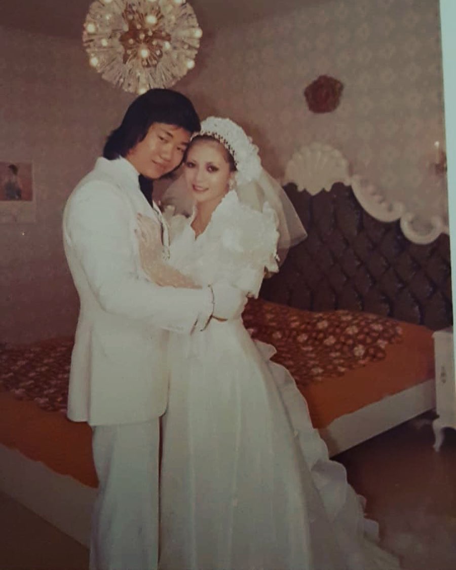 Manisnya bikin nostalgia, begini foto lawas pernikahan orang tua 13 seleb