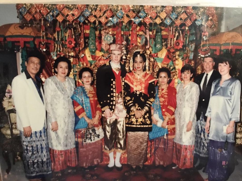 Manisnya bikin nostalgia, begini foto lawas pernikahan orang tua 13 seleb