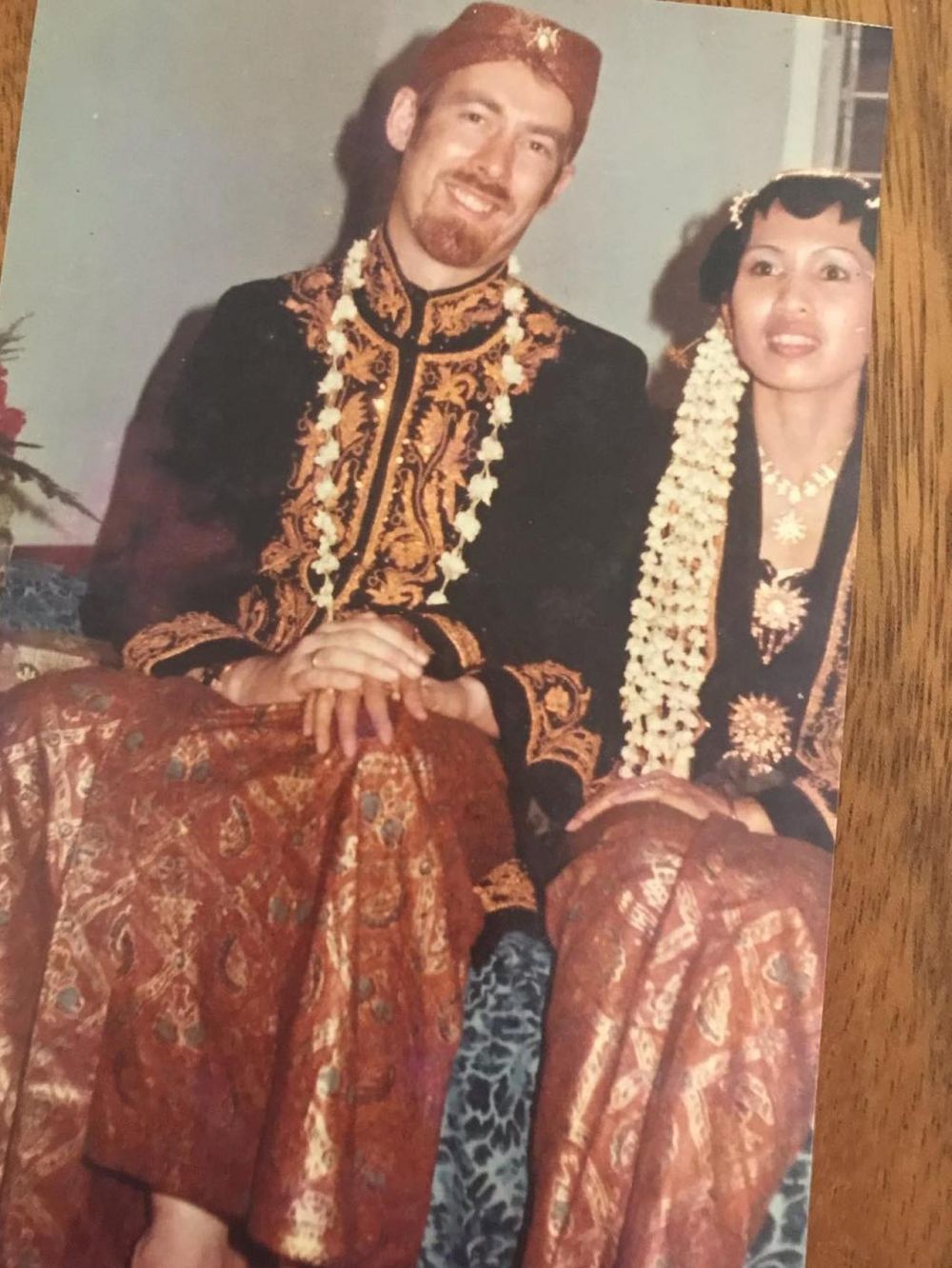 Manisnya bikin nostalgia, begini foto lawas pernikahan orang tua 13 seleb