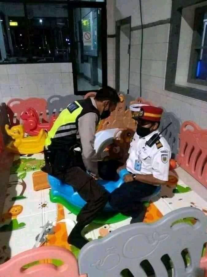 11 Potret bapak-bapak lagi bertugas tapi tingkahnya absurd, bikin ketawa di tengah jam kerja