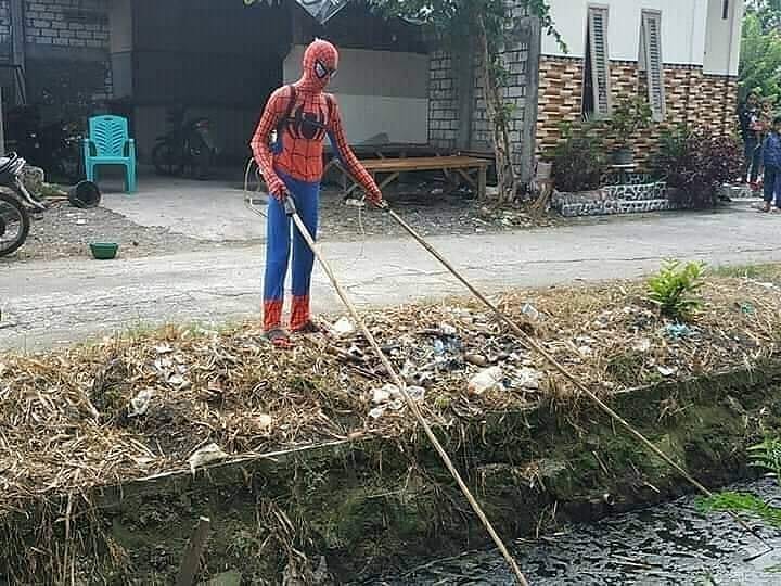 11 Potret bapak-bapak lagi bertugas tapi tingkahnya absurd, bikin ketawa di tengah jam kerja