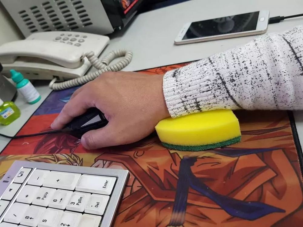 11 Potret bapak-bapak lagi bertugas tapi tingkahnya absurd, bikin ketawa di tengah jam kerja