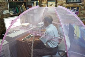 11 Potret bapak-bapak lagi bertugas tapi tingkahnya absurd, bikin ketawa di tengah jam kerja