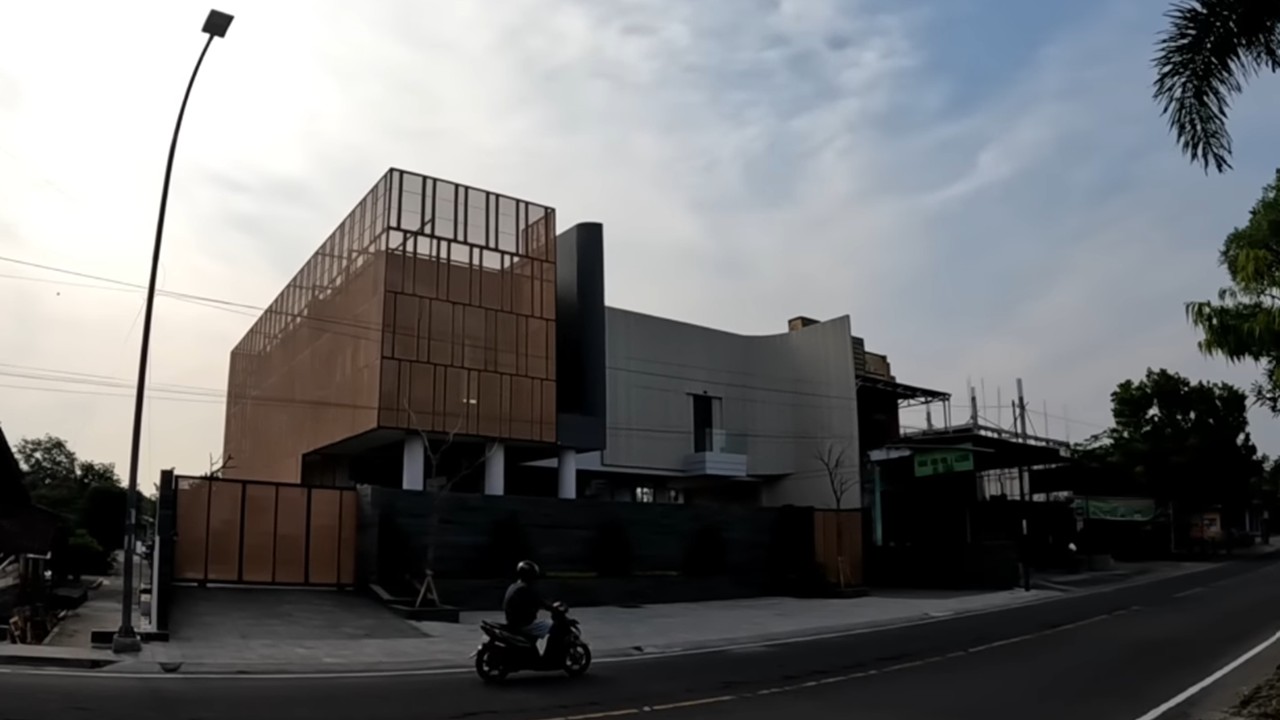 7 Potret depan rumah Denny Caknan di Ngawi yang kini jadi tempat idola COD, asri berdinding batu alam