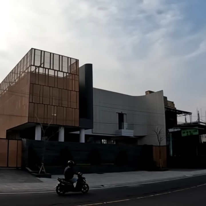 7 Potret depan rumah Denny Caknan di Ngawi yang kini jadi tempat idola COD, asri berdinding batu alam