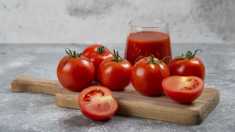 Tampak 15 tahun lebih muda, trik bikin minuman kolagen alami anti kerutan pakai satu buah