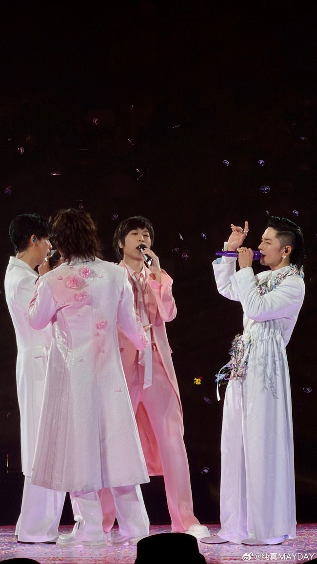 9 Potret F4 Meteor Garden gelar konser reuni, Jerry Yan menangis kenang Barbie Hsu