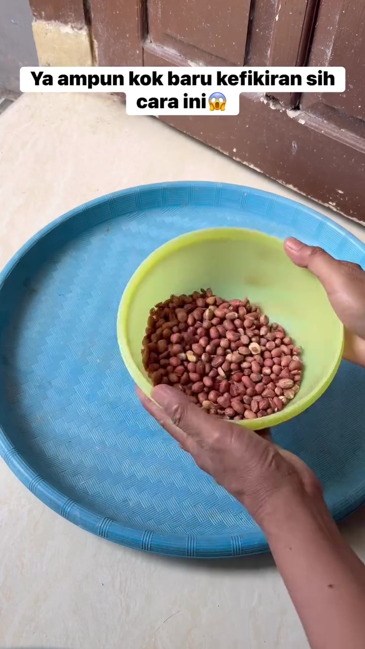 Ilmu mahal! Ternyata begini cara praktis kupas kulit ari kacang tanah tanpa digosok satu-satu