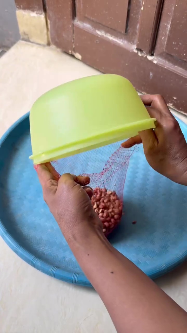 Ilmu mahal! Ternyata begini cara praktis kupas kulit ari kacang tanah tanpa digosok satu-satu