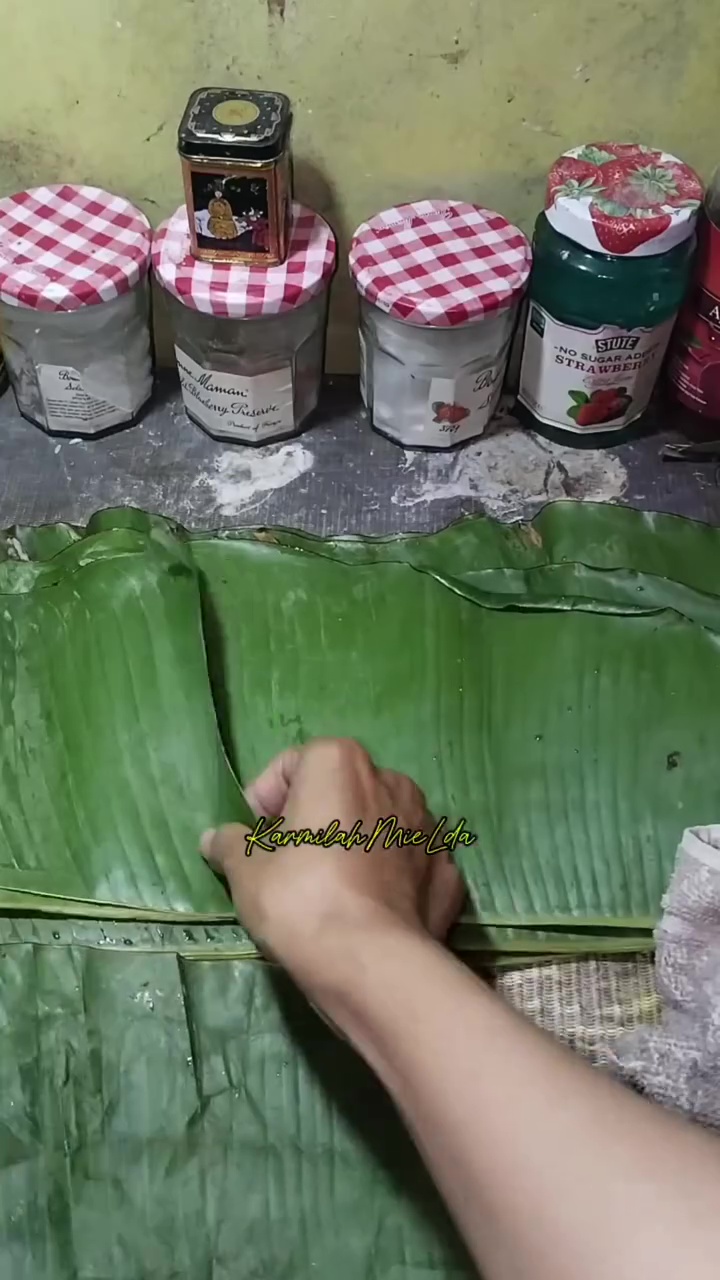 Ingin bikin daun pisang lebih lunak dan tak mudah sobek saat dipakai? Coba pakai trik baru ini