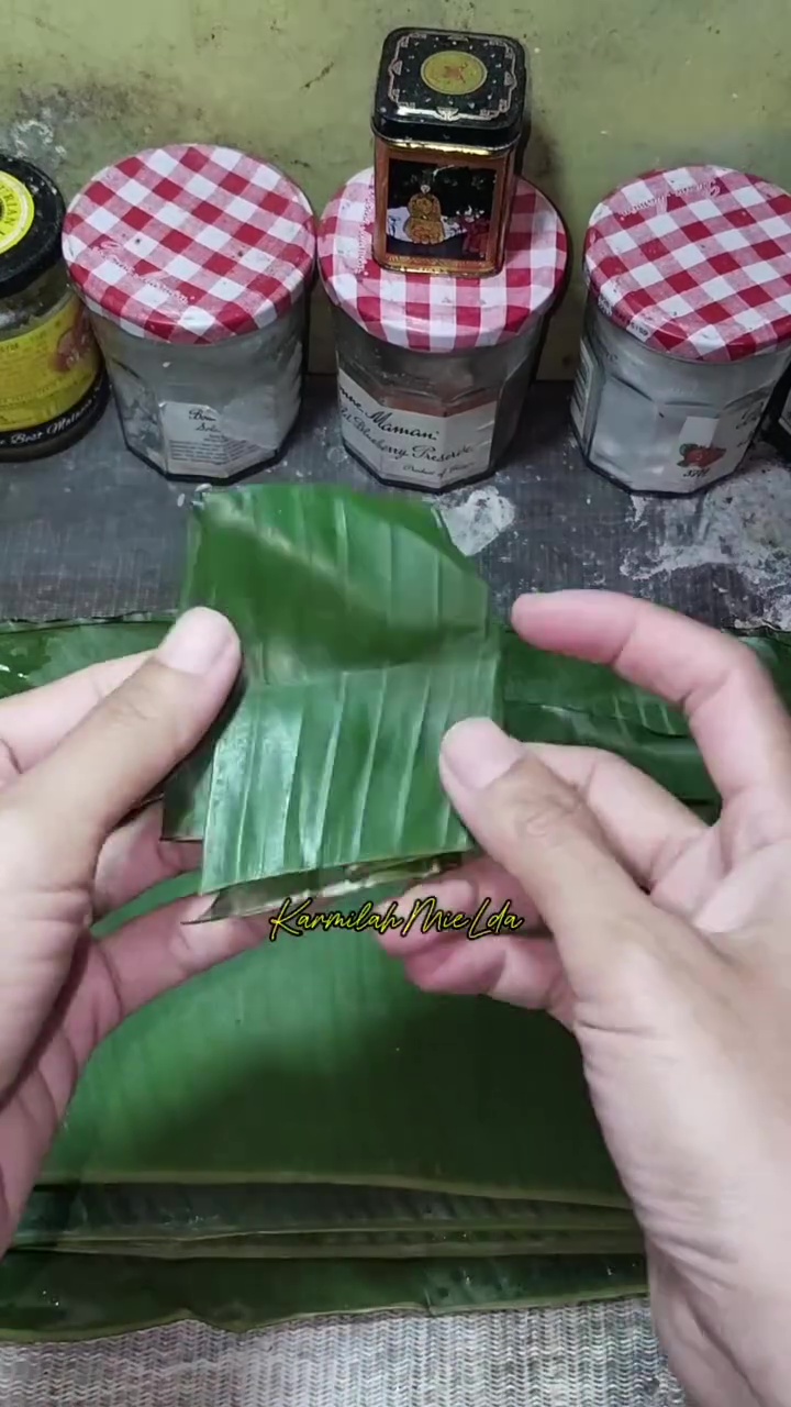 Ingin bikin daun pisang lebih lunak dan tak mudah sobek saat dipakai? Coba pakai trik baru ini