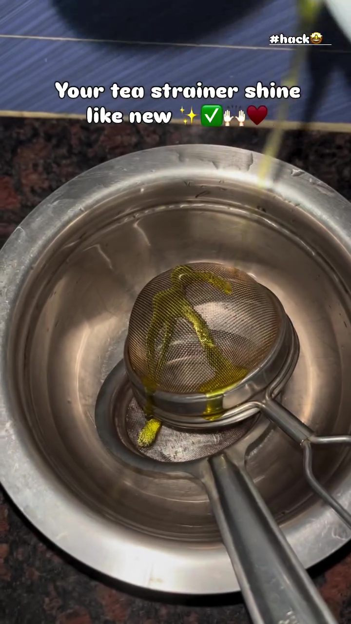 Punya saringan stainless lama yang berkarat? Coba rendam dengan 3 bahan dapur ini agar kinclong lagi