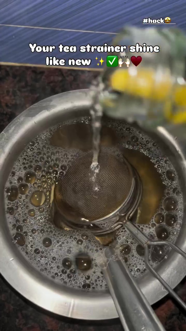 Punya saringan stainless lama yang berkarat? Coba rendam dengan 3 bahan dapur ini agar kinclong lagi