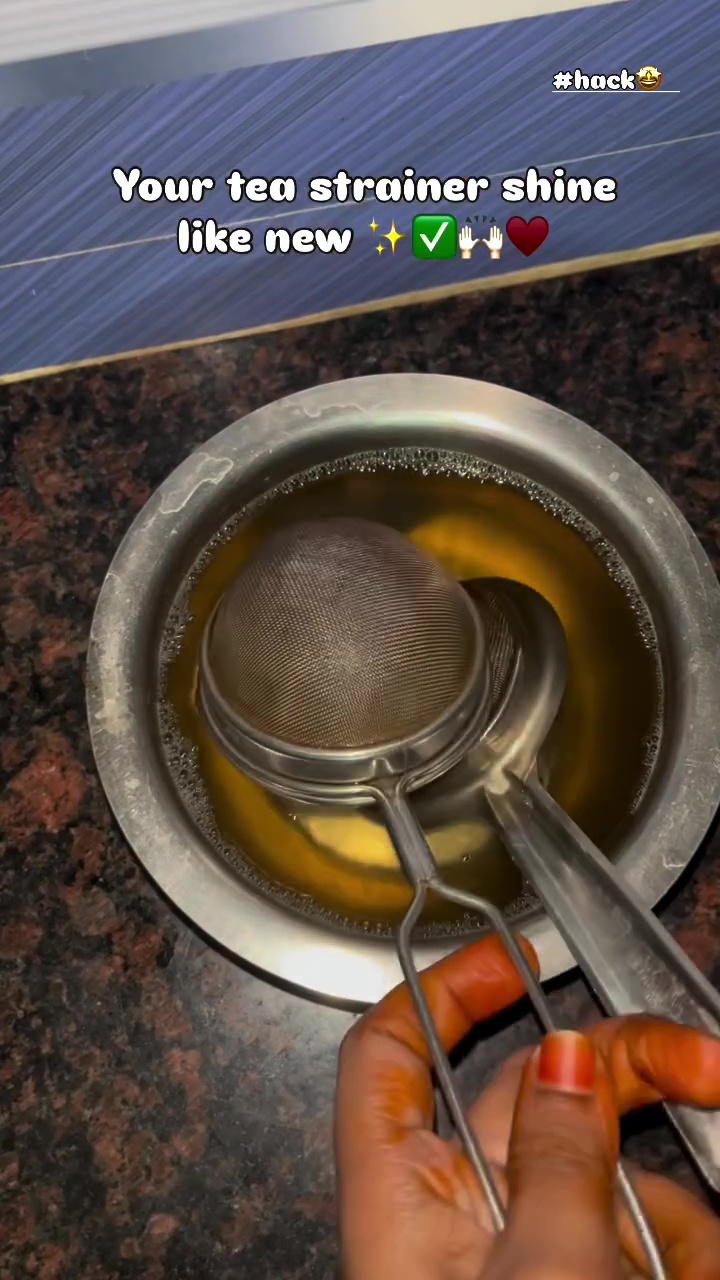 Punya saringan stainless lama yang berkarat? Coba rendam dengan 3 bahan dapur ini agar kinclong lagi