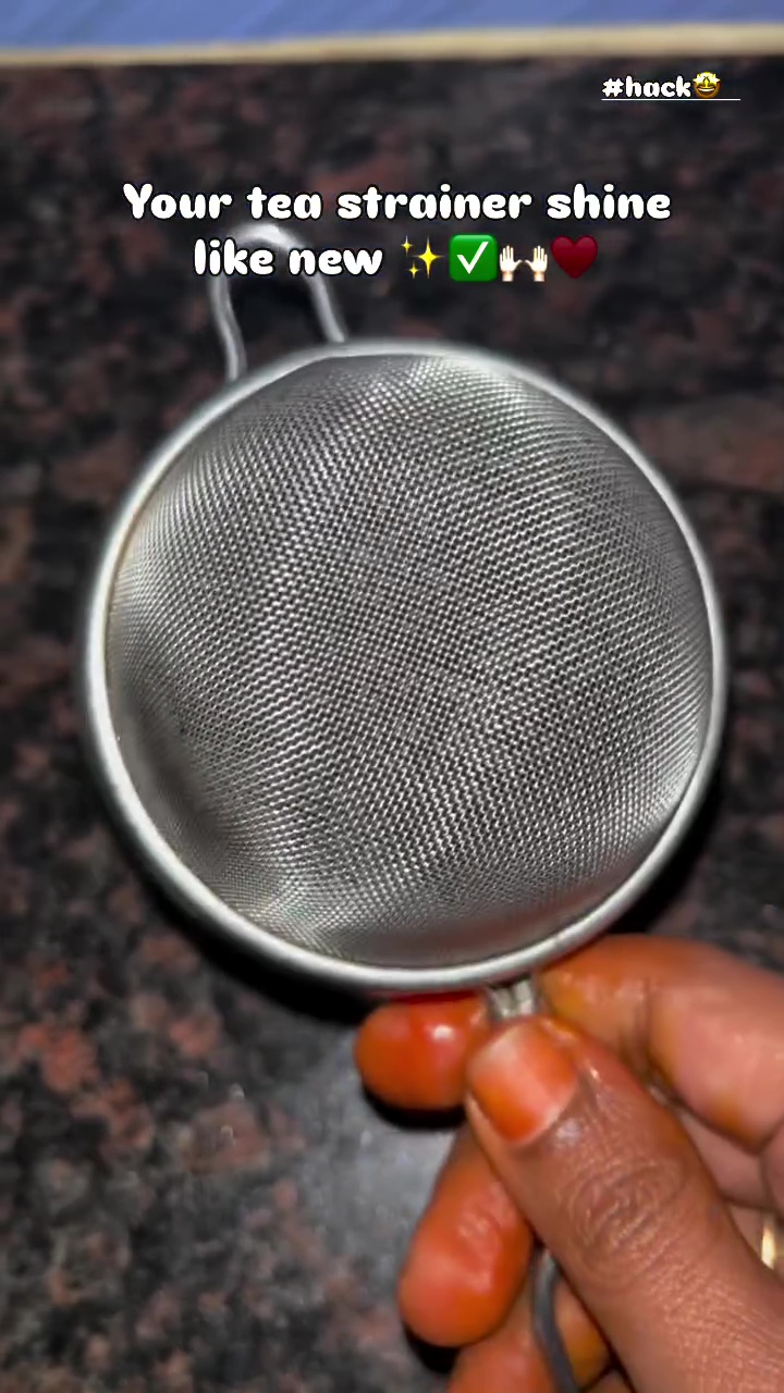 Punya saringan stainless lama yang berkarat? Coba rendam dengan 3 bahan dapur ini agar kinclong lagi