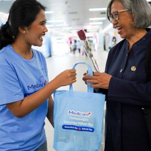 Medicare berbagi kado manis untuk sosok Ibu, pejuang keluarga yang lembut dan kuat