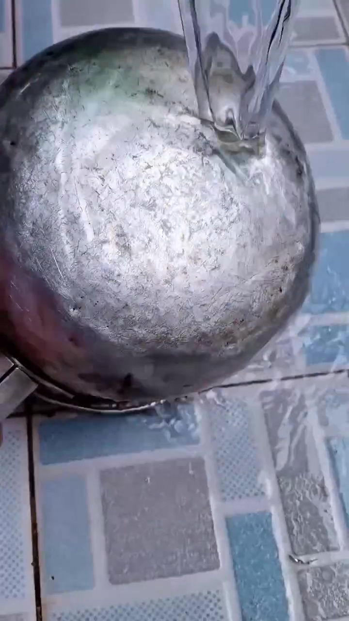 Tak perlu racikan bahan pembersih, ini cara jitu atasi pantat panci gosong biar mengilap lagi 