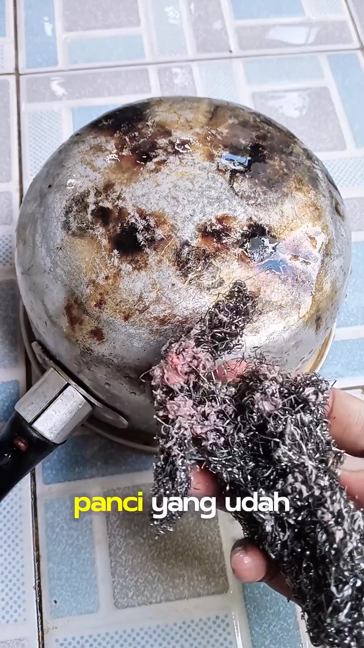 Tak perlu racikan bahan pembersih, ini cara jitu atasi pantat panci gosong biar mengilap lagi 