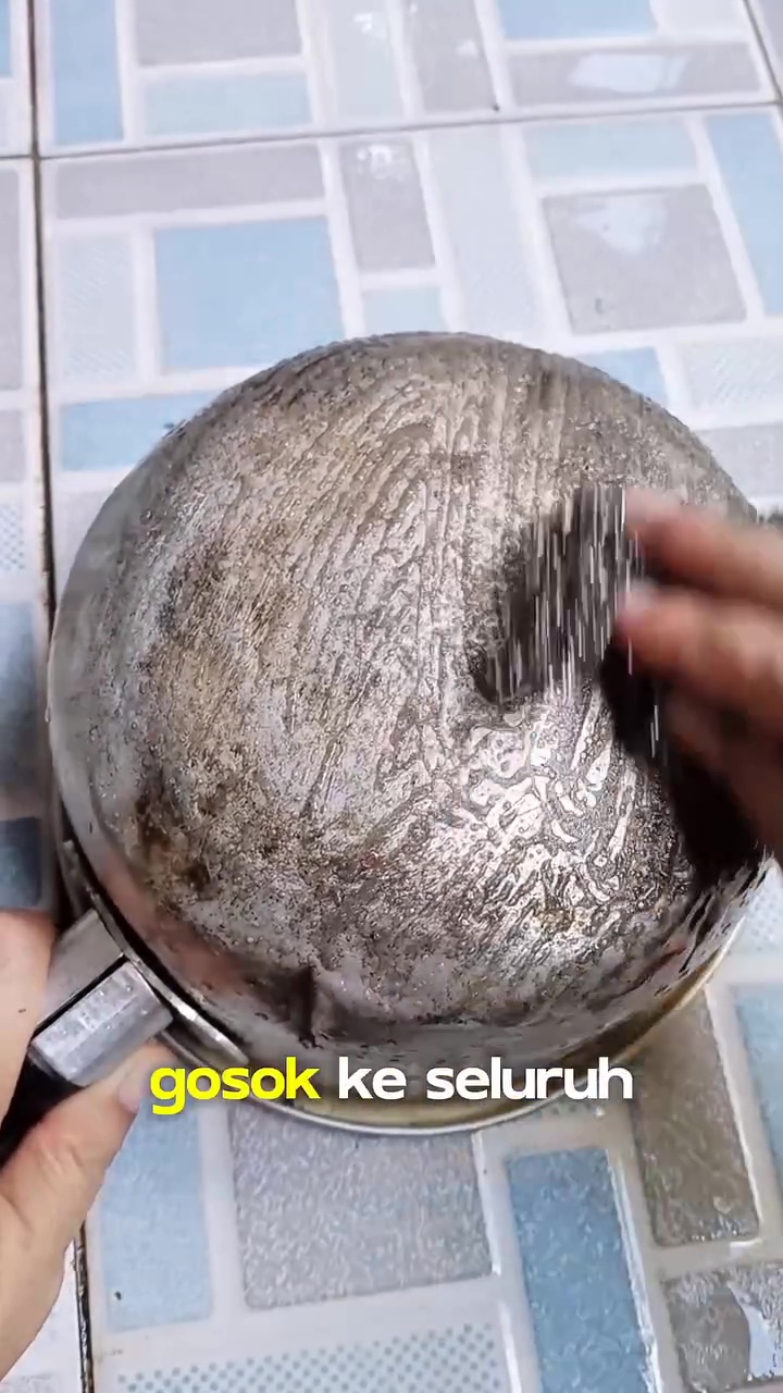 Tak perlu racikan bahan pembersih, ini cara jitu atasi pantat panci gosong biar mengilap lagi 