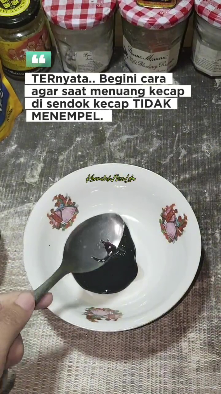 Trik menuang kecap dari sendok agar tak lengket, ternyata cuma butuh bantuan 1 bahan dapur ini 