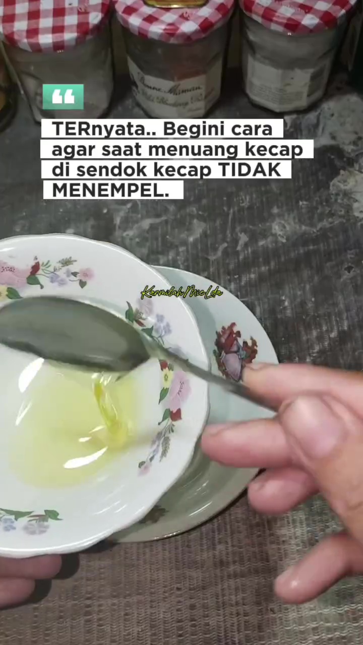 Trik menuang kecap dari sendok agar tak lengket, ternyata cuma butuh bantuan 1 bahan dapur ini 
