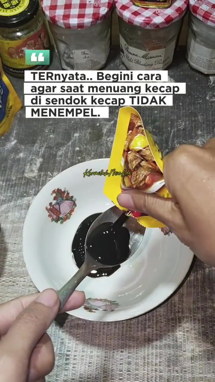 Trik menuang kecap dari sendok agar tak lengket, ternyata cuma butuh bantuan 1 bahan dapur ini 