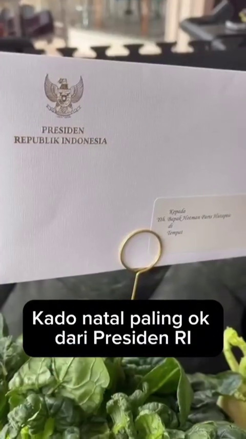 Hotman Paris dapat hadiah Natal dari Prabowo Subianto, isinya bikin salfok, ini 7 potretnya