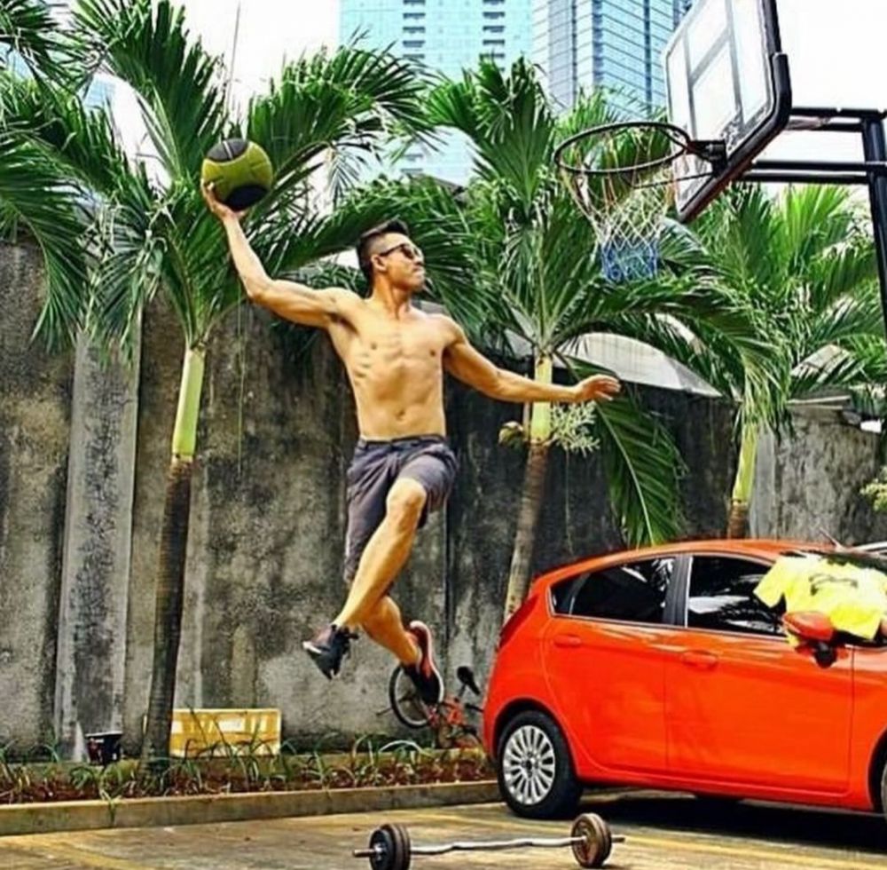 Konsisten dengan kumis tipis, begini 11 foto lawas Denny Sumargo