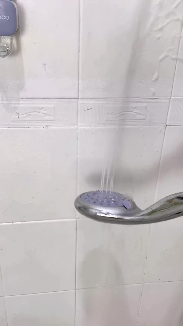 Head shower kotor bisa bikin mampet! Ini trik praktis membersihkannya biar bebas kerak dan lumut